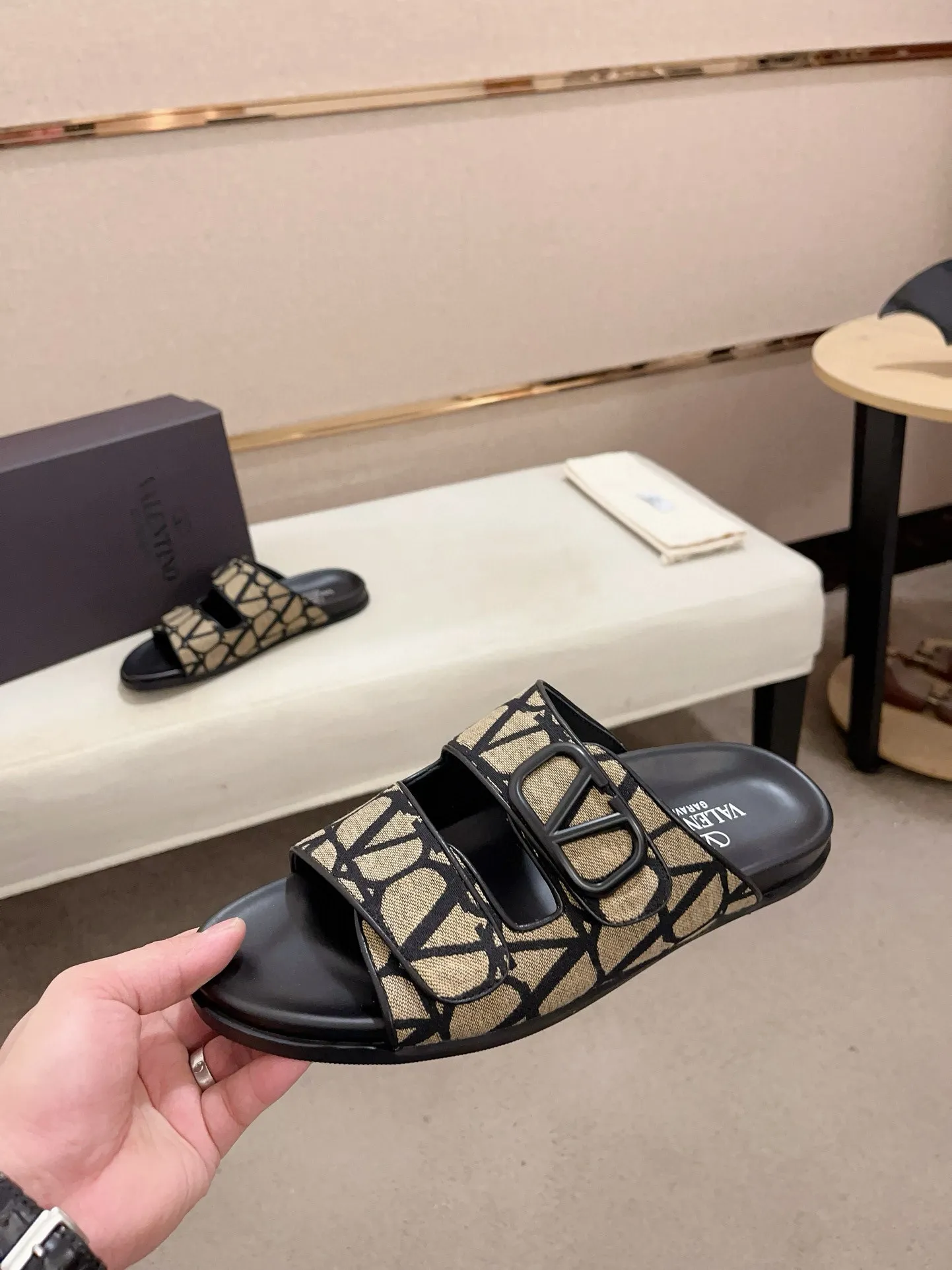 Men's shoes💰: 440💰[Valentino] New men's boutique slippers, counter quality, classic plaid, the actual workmanship is quite complex🔰The uppers are made of imported fabrics➕🐑Sheepskin lining, which tests the craftsman's craftsmanship➕original PU outsole. Size: 38-44 (45 can be customized, non-refundable)